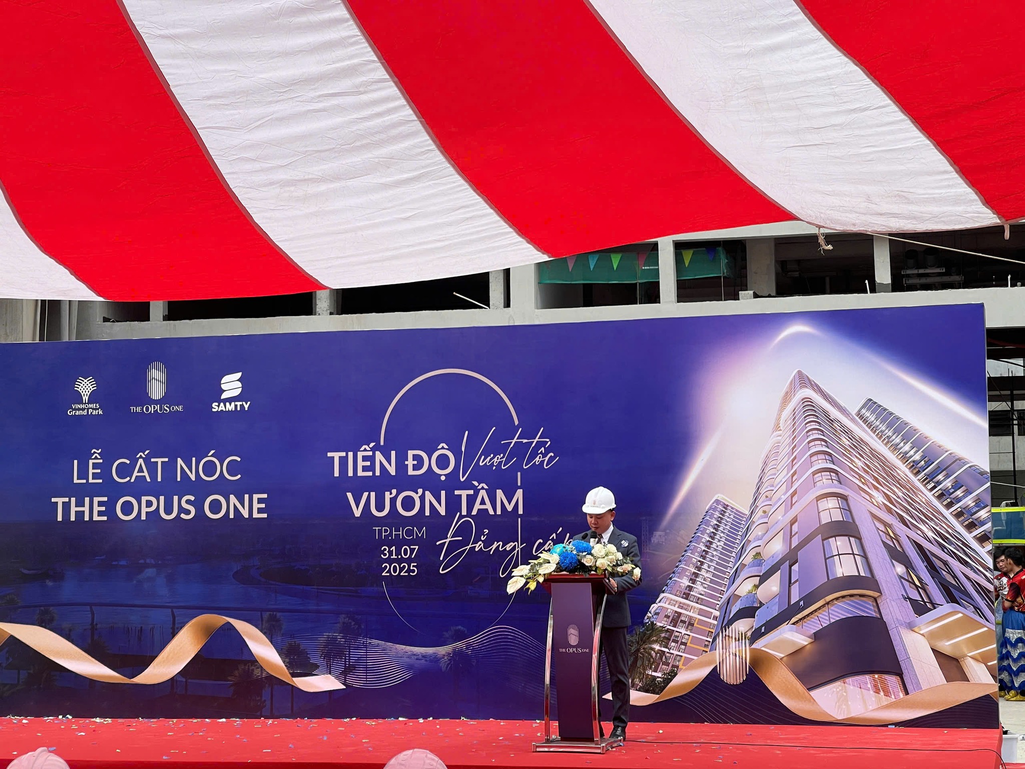 Cất nóc phân khu The Opus One - Vinhomes Grand Park
